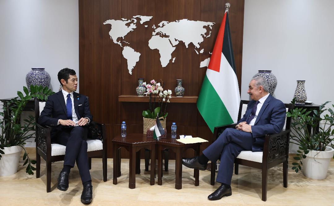 اشتية خلال لقائه وزير الدولة الياباني للشؤون الخارجية تسوجي كيوتو